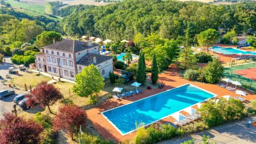 Bazén v ubytování Mobil Home XXL 4 chambres - Camping Tarn - Domaine du Koukano nebo v jeho okolí