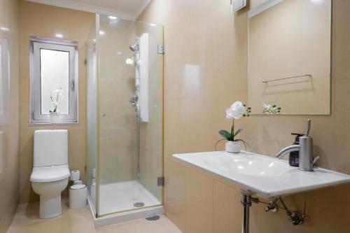 Koupelna v ubytování Colina de Picoutos Moradia com piscina