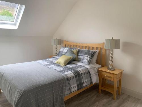 ein Schlafzimmer mit einem Bett und einer Lampe auf einem Nachttisch in der Unterkunft Kells Bay Apartment in Kells