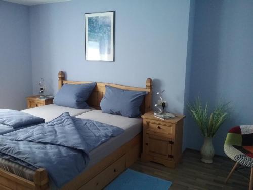 sypialnia z łóżkiem z niebieskimi ścianami w obiekcie Landhaus Lucia 2 w mieście Oberau