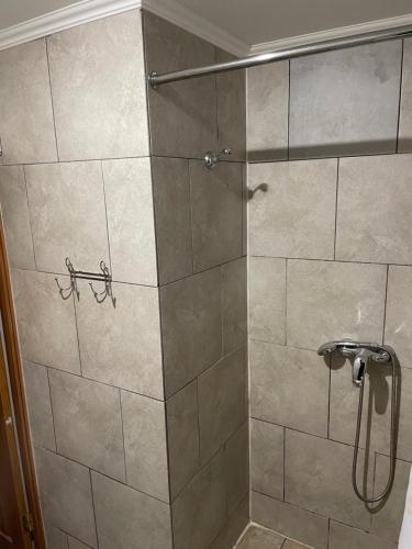 W łazience znajduje się prysznic ze szklanymi drzwiami. w obiekcie Mini Hotel Central Park w Lwowie
