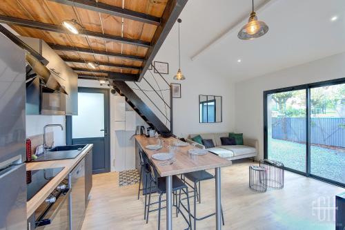 une cuisine et un salon avec une table et un canapé dans l'établissement Ambra - Château d'Amboise, à Amboise
