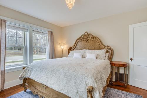 Ένα ή περισσότερα κρεβάτια σε δωμάτιο στο St Petersburg Cottage with Porch, 2 Mi to Foxburg!