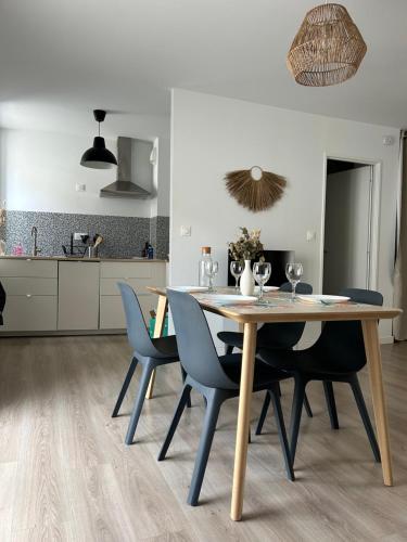 een eettafel en stoelen in een keuken bij La terrasse : Appartement chic 2 chambres au coeur de Pau in Pau