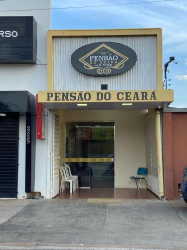 um sinal de pennaosa do geraja na frente de um edifício em Pensão do Ceará em Boa Vista