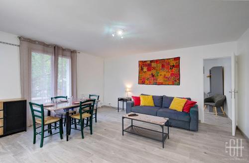 un salon avec un canapé et une table dans l'établissement L'Acacia Centre Ville, à Tours