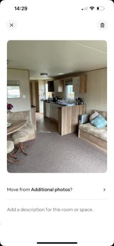 - un salon avec un canapé et une table dans l'établissement AJ’s Caravan Hire, à Aberystwyth