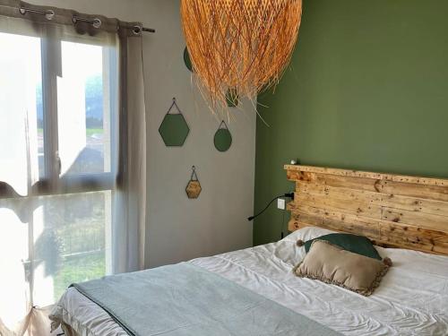 - une chambre avec un lit doté d'une tête de lit en bois et d'une fenêtre dans l'établissement Appartement T3 Lucciana, à Lucciana