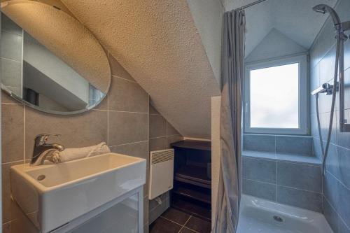 une salle de bain avec un lavabo, un miroir et une douche dans l'établissement L'Ecrin d'Alembert - Clinique Mutualiste / Rocade, à Grenoble