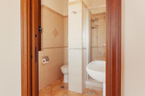 een badkamer met een toilet en een wastafel bij Beautiful villa with swimming pool Italy in Itri