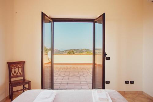 een slaapkamer met een deur naar een patio bij Beautiful villa with swimming pool Italy in Itri