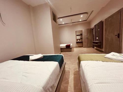 Cama ou camas em um quarto em The Solitaire Express Vrindavan