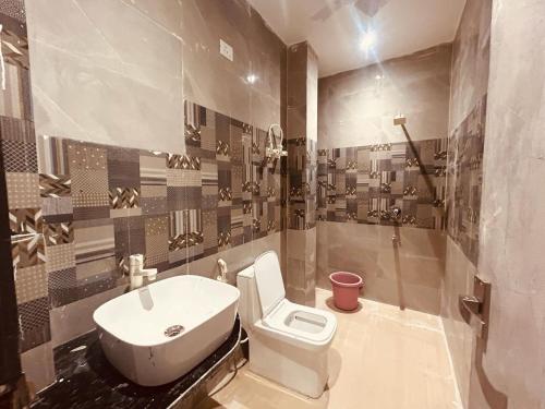 The Solitaire Express Vrindavan في فريندافان: حمام مع مرحاض ومغسلة