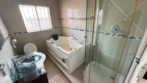 Ένα μπάνιο στο Nyasa Guest House in Johannesburg
