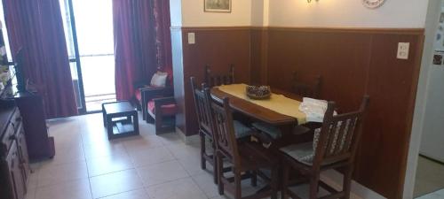 comedor con mesa, mesa y sillas en Departamento centrico frente a costanera en Posadas