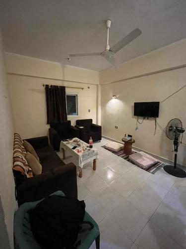 Una sala de estar con un sofá y un televisor. en Sina market, en Dahab
