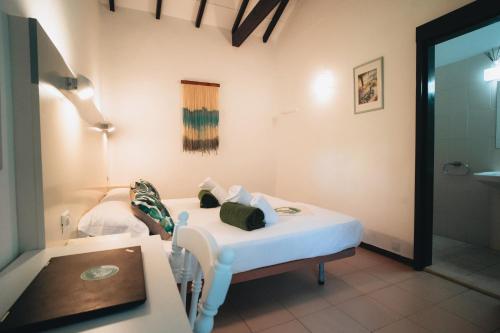Habitación hospitalaria con cama y baño en Cactus Coliving and Coworking, en San Sebastián de la Gomera