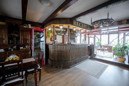 un restaurant avec un bar au milieu d'une pièce dans l'établissement Hotel Barbizon, à Nyíregyháza