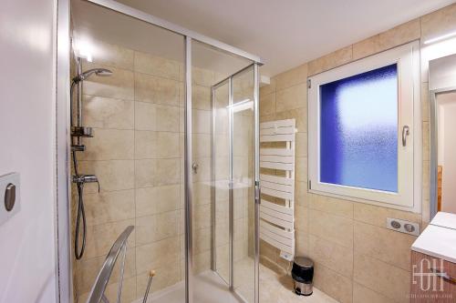 um chuveiro com uma porta de vidro na casa de banho em Le Corail /100m Gare em Tours