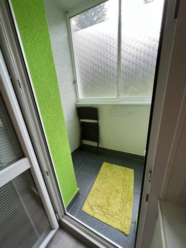 an empty room with a window and a yellow rug at Tichá lokalita, MHD do 5 minút, len 2 km od centra in Košice