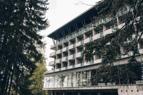 uma vista exterior de um edifício em Hotel Medlov em Nové Město na Moravě