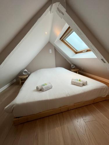een slaapkamer met een bed op zolder bij Triplex hypercentre ville de Caen in Caen