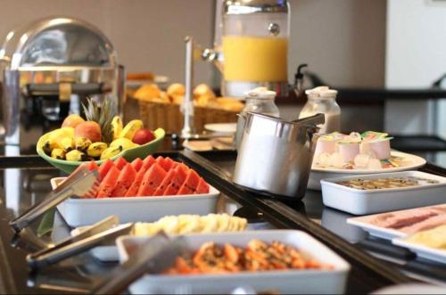 bufet z różnymi rodzajami żywności na stole w obiekcie Maestro Address Hotel w mieście Baku