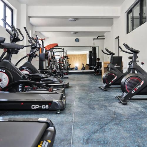 ein Fitnessstudio mit einem Haufen Heimtrainern in der Unterkunft Smarthomes Serviced Apartments in Nairobi