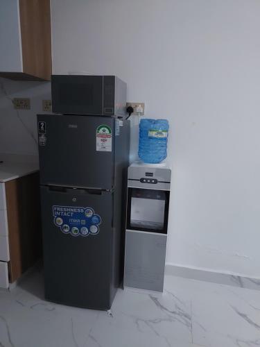einen Kühlschrank und einen Backofen im Zimmer in der Unterkunft Smarthomes Serviced Apartments in Nairobi