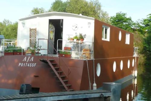 House boat AJA