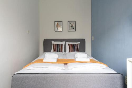 een slaapkamer met een groot bed met 2 kussens bij HM • Fancy 1BR Near Schönbrunn in Wenen