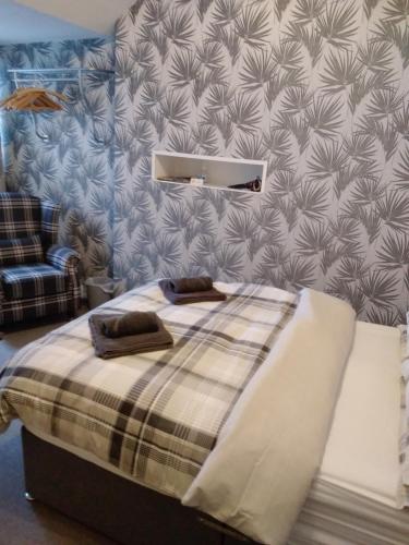 Bagshaw Bed & Breakfast في بريدلينغتون: سرير عليه وسادتين في غرفة