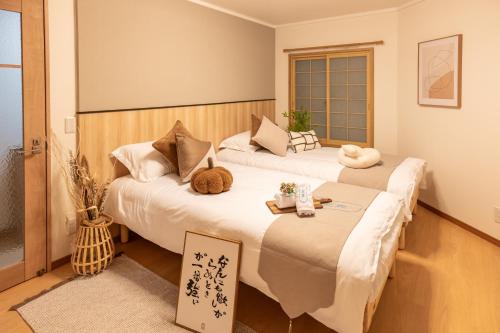 Ένα ή περισσότερα κρεβάτια σε δωμάτιο στο 桜の川17 Ueno 5mins Ueno Zoo Three Storey Detached House More then 13 people