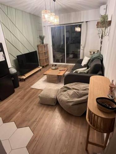 un salon avec un canapé et une table dans l'établissement Joli appartement 2 pièces proche plage, à Fréjus