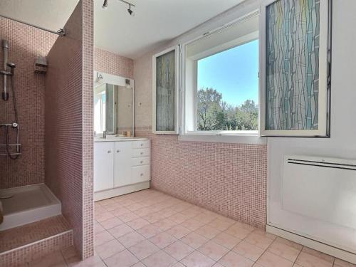 une salle de bain avec une douche et un lavabo et une fenêtre dans l'établissement La Dolce Vita - Villa 4 chambres avec piscine et climatisation, à Sérignan