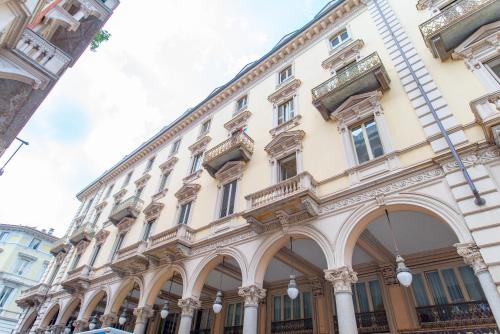 トリノにあるSuite & Queen Apartmentsのたくさんの窓がある大きな白い建物