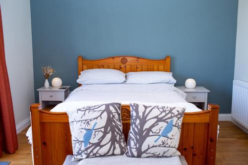 Bryn-y-Mor Apartment Mwnt في Tremain: غرفة نوم بسرير مع جدار ازرق