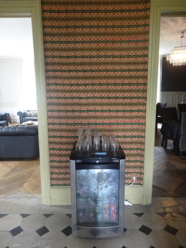 a tv in a living room with a wall at Château de Nettancourt in Nettancourt