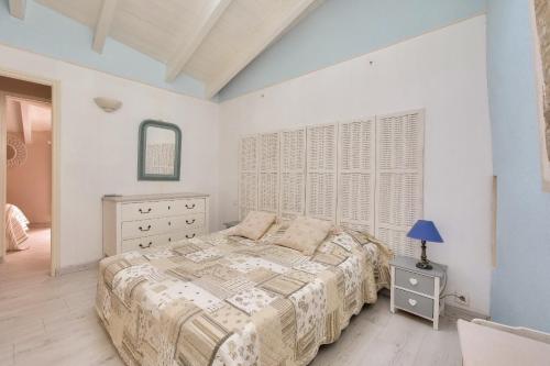 Un dormitorio con una cama, una cómoda y un espejo. en Maison pour 6 - la Flotte - Hoomy, en La Flotte