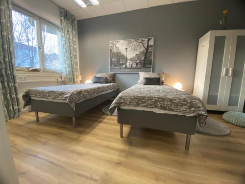 a bedroom with two beds and a window at Studio 2 mit Gemeinschaftsräumen, Tiefgarage in Leipzig