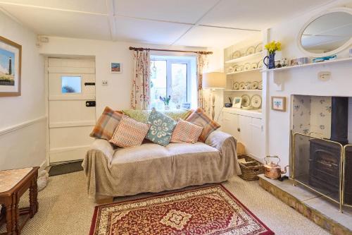 sala de estar con sofá y chimenea en Host & Stay - Claire's Cottage, en Kent