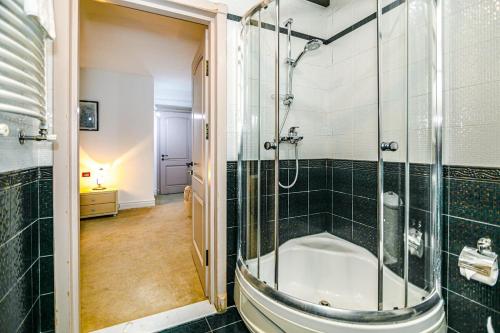 a bathroom with a shower and a bath tub at Deniz İnn Hotel in Baku