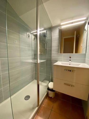 une salle de bain avec une douche, des toilettes et un lavabo dans l'établissement Appartement dans résidence avec piscine, à Lacanau-Océan