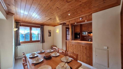 une salle à manger avec une table et une cuisine dans l'établissement Alpina Lodge - 12 - Appart spacieux - 8 pers, à Les Deux Alpes