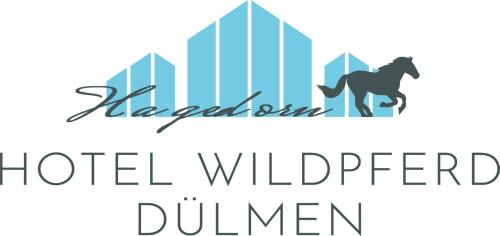 un logo pour un hôtel avec un cheval et des bâtiments dans l'établissement Hotel Wildpferd Dülmen, à Dülmen