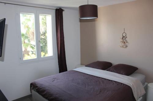 une chambre avec un lit et une fenêtre dans l'établissement Villa au calme / Clim / Barbecue / Parking /Plage, à Fréjus