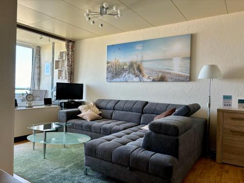 un soggiorno con un divano e un tavolo di Ferienwohnung Fördeblick 7605 in Marina Wendtorf a Wendtorf