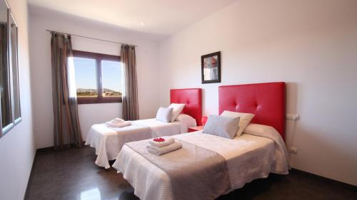 um quarto de hotel com duas camas e uma janela em Sa Pobla - 1583 Mallorca em Sa Pobla