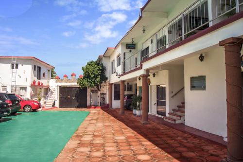 a courtyard of a house with a green driveway at Hotel Quinta Paraiso in Cocoyoc