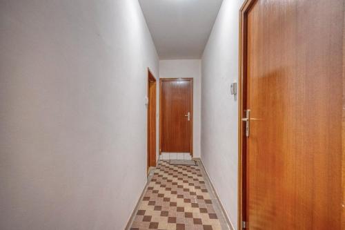 einen Flur mit Tür und kariertem Boden in der Unterkunft Le Charreton 2 - Ile Verte - CHU de Grenoble in Grenoble
